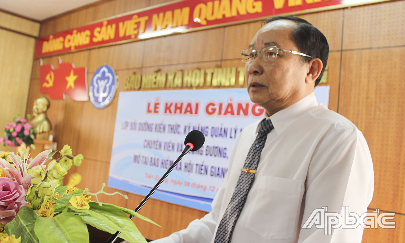Hiệu trưởng Trường Chính trị tỉnh Tiền Giang Lê Văn Tý phát biểu tại buổi lễ khai giảng. 