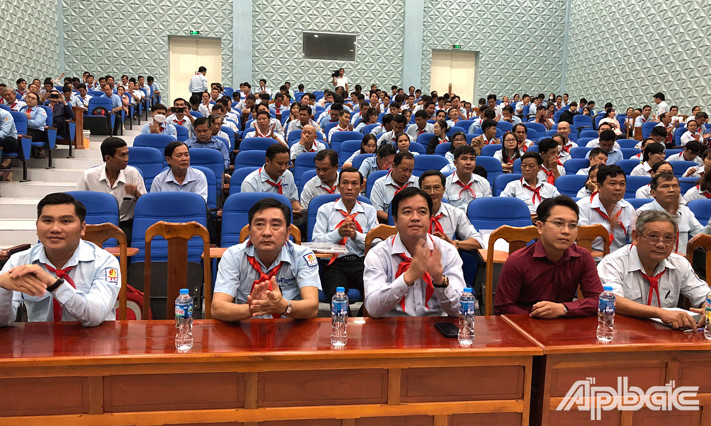 Đại biểu cùng học viên tham dự lễ tổng kết tập huấn