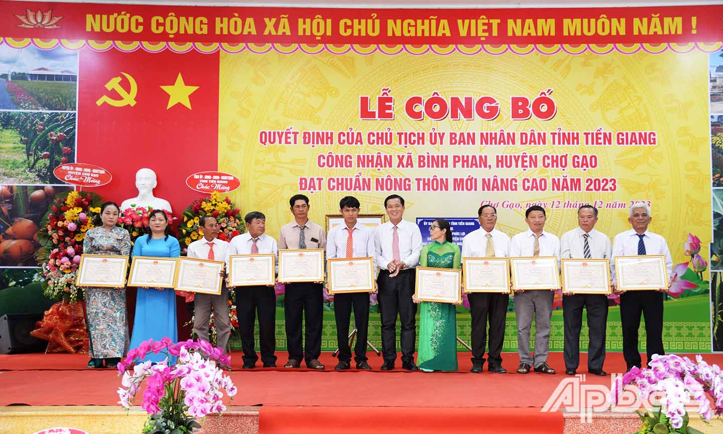 Dịp này, UBND tỉnh trao 11 bằng khen cho các cá nhân xuất sắc có thành tích trong xây dựng xã Bình Phan đạt chuẩn NTM nâng cao.
