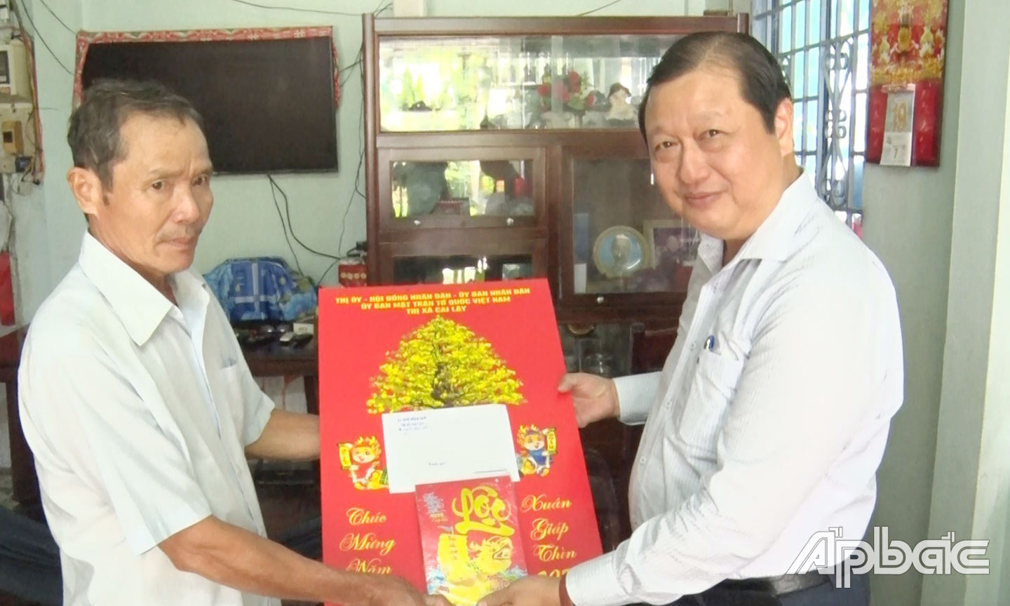 Bí thư Thị ủy thăm tặng quà gia đình chính sách tại xã Tân Hội.
