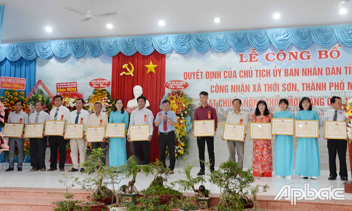 Dịp này, UBND tỉnh tặng nhiều bằng khen cho các cá nhân có thành tích trong xây dựng xã Thới Sơn đạt chuẩn NTM nâng cao năm 2023.