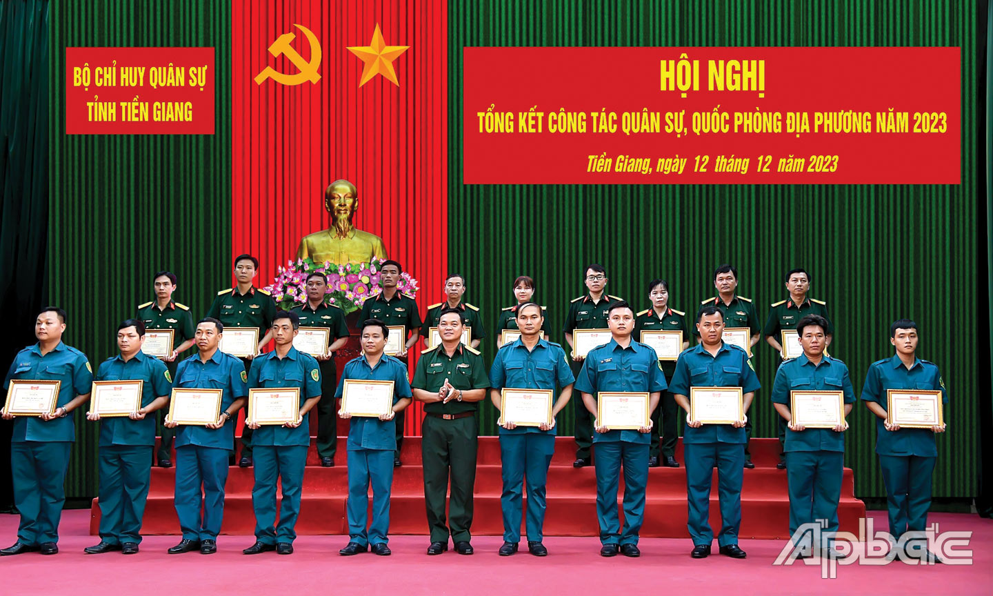 Đại tá Phạm Văn Thanh, Ủy viên Ban Thường vụ Tỉnh ủy, Chỉ huy trưởng  Bộ CHQS tỉnh tặng Giấy khen cho các tập thể trong phong trào thi đua  Quyết thắng năm 2023.