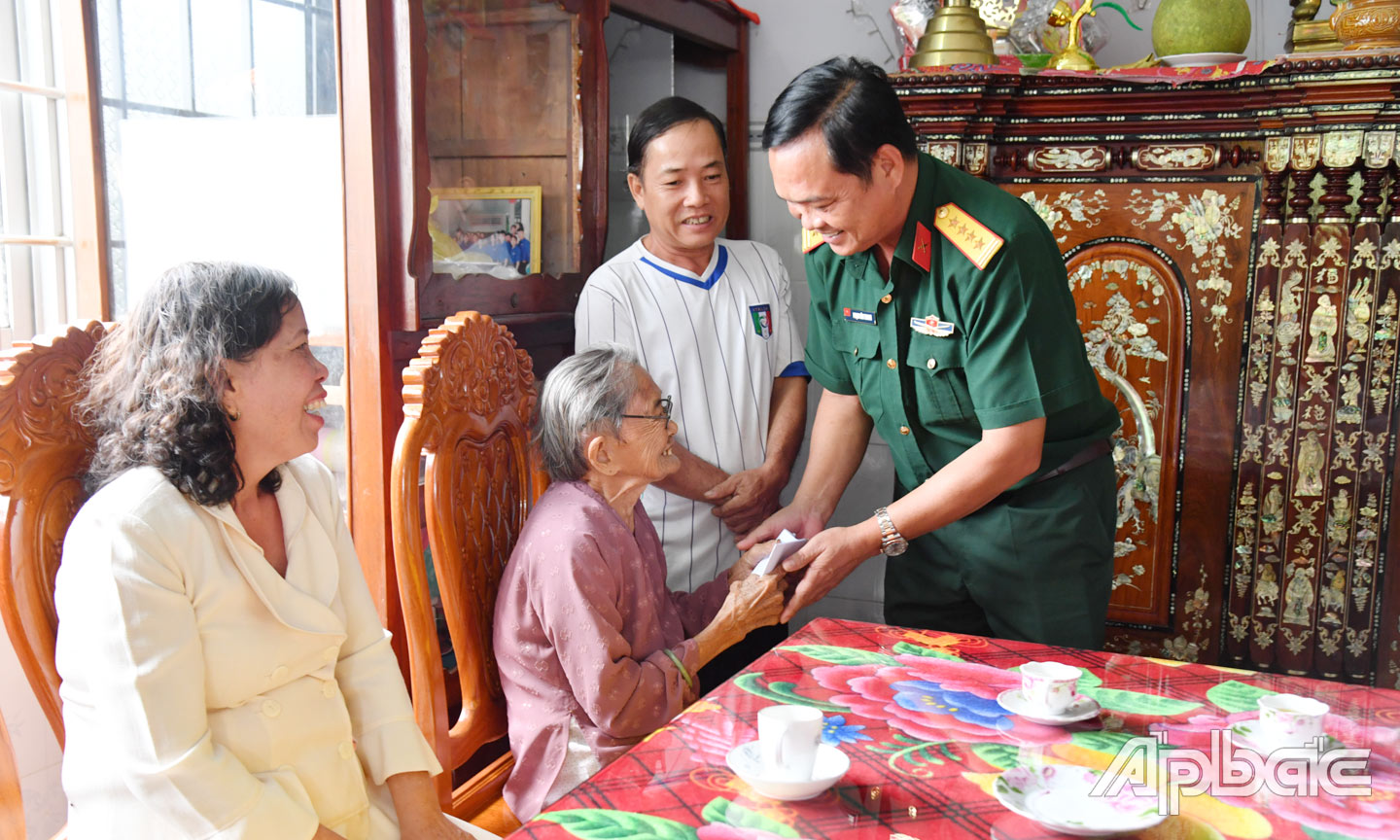 Đại tá Phạm Văn Thanh, Ủy viên Ban Thường vụ  Tỉnh ủy, Chỉ huy trưởng Bộ CHQS tỉnh thăm hỏi,  tặng quà cho Mẹ Việt Nam Anh hùng trong hoạt động “Tết Quân - Dân” năm 2023.