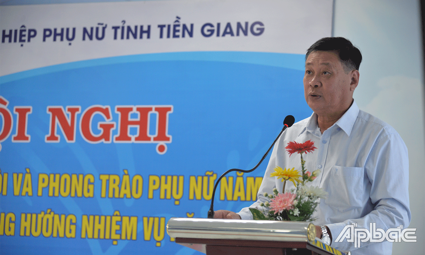 Đồng chí Nguyễn Trọng Hữu, Phó Trưởng Ban Dân vận Tỉnh uỷ phát biểu tại hội nghị.