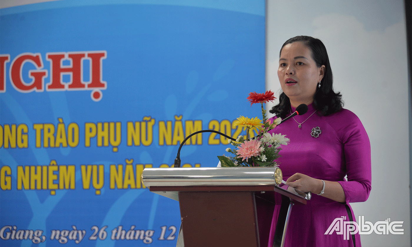 Chủ tịch Hội LHPN tỉnh Nguyễn Thị Kim Phượng phát biểu tại hội nghị.
