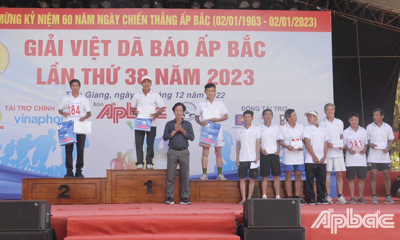 Trao giải cho các VĐV tại Giải Việt dã Báo Ấp Bắc lần thứ 38 - năm 2023.