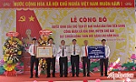 Chủ tịch UBND tỉnh Tiền Giang Nguyễn Văn Vĩnh trao Bằng công nhận xã nông thôn mới nâng cao Hòa Định