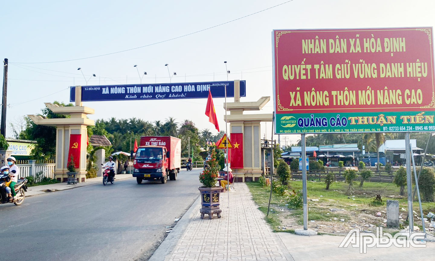 Tuyến đường trung tâm của xã Hòa Định được đầu tư khang trang.