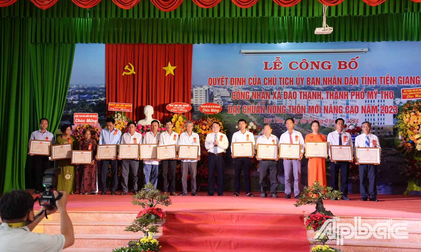 Đồng chí Phạm Văn Trọng trao bằng khen của UBND tỉnh cho các các nhân có thành tích trong sự nghiệp xây dựng và phát triển Sở TN&MT giai đoạn 2003 - 2023.