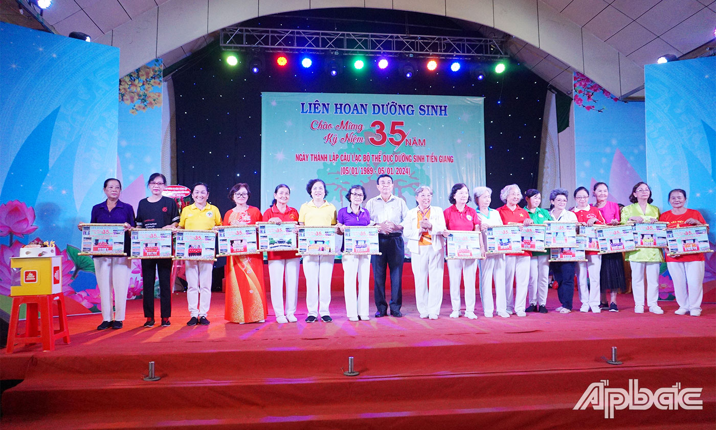 Ban Chủ nhiệm CLB thể dục dưỡng sinh Tiền Giang tặng cờ lưu niệm cho các đơn vị tham dự 