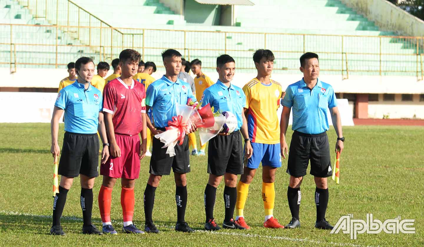 Lãnh đạo Sở VH-TT&DL tỉnh Tiền Giang và các cầu thủ thực hiện các nghi thức chào cờ và khai mạc.