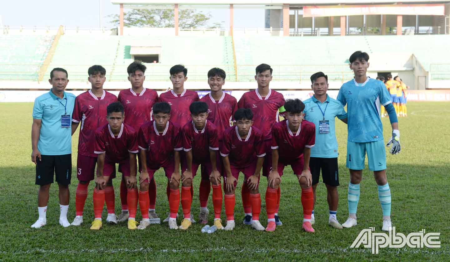 Huấn luyện viên và các cầu thủ U19 Tiền Giang trong trận gặp U19 Đồng Tháp.