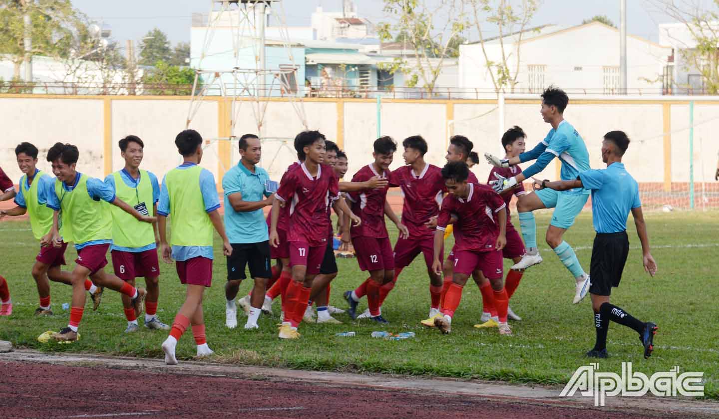 Niềm vui của các cầu thủ U19 Tiền Giang sau bàn thắng mở tỷ số.