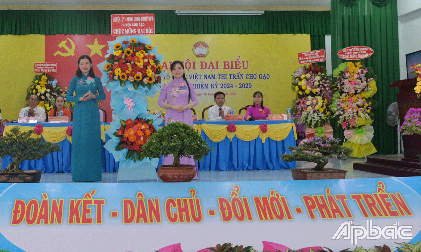 Huyện uỷ Chợ Gạo tặng hoa chúc mừng Đại hội.