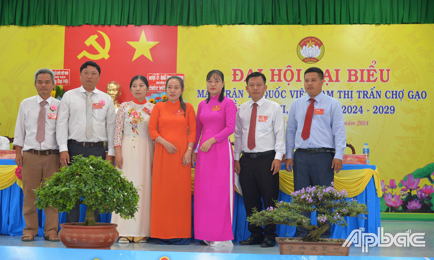 Đại biểu đi dự Đại hội MTTQ huyện Chợ Gạo.