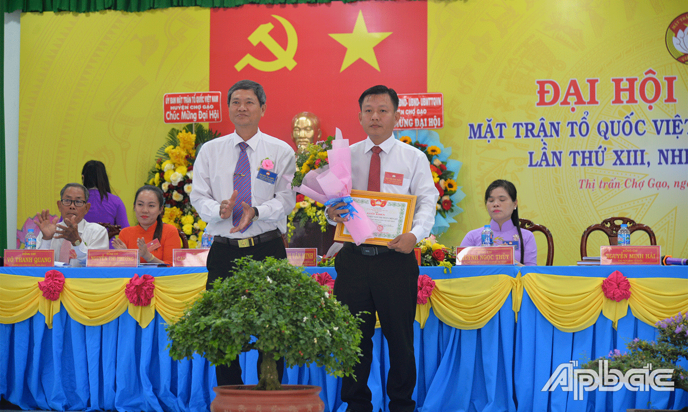 MTTQ huyện Chợ Gạo tặng giấy khen cho MTTQ thị trấn.
