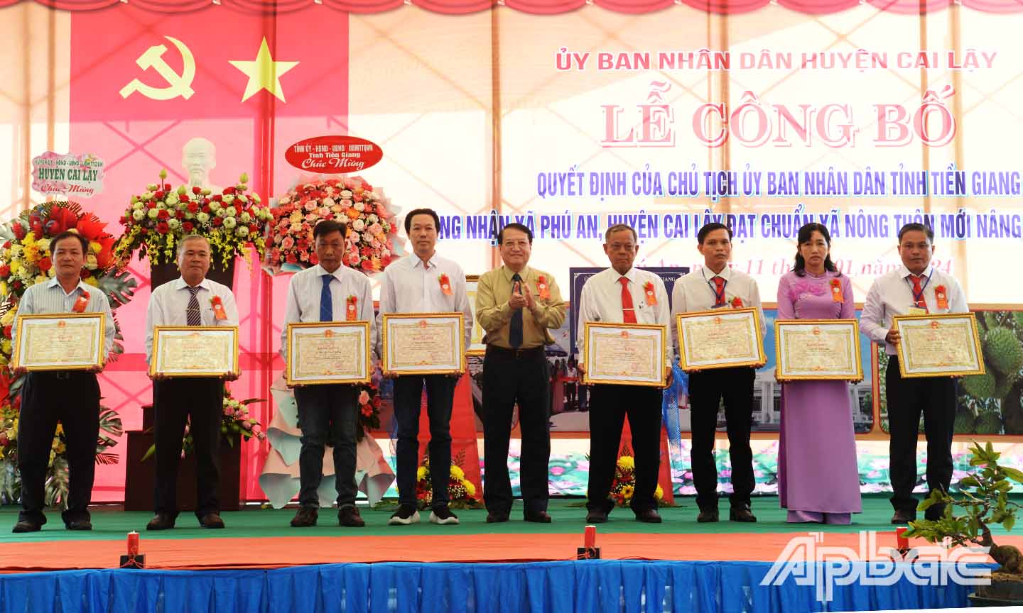 Đồng chí Phạm Văn Trọng trao bằng khen cho các các nhân có thành tích xuất sắc trong xây dựng xã Phú An đạt chuẩn NTM nâng cao.