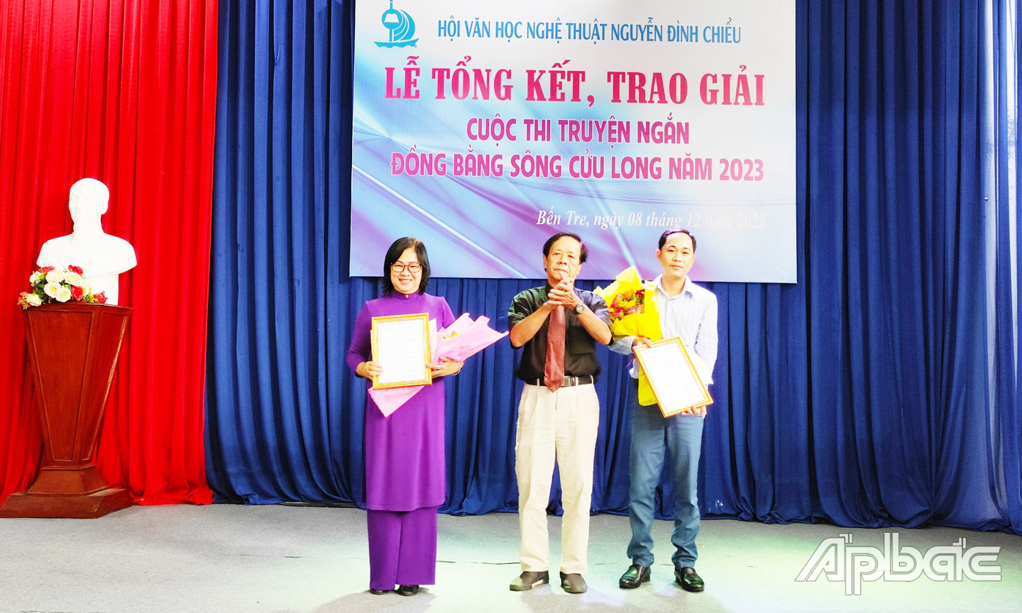 Tác giả Ngọc Lệ (bìa trái) trong ngày nhận giải thưởng truyện ngắn Đồng bằng sông Cửu Long  năm 2023.