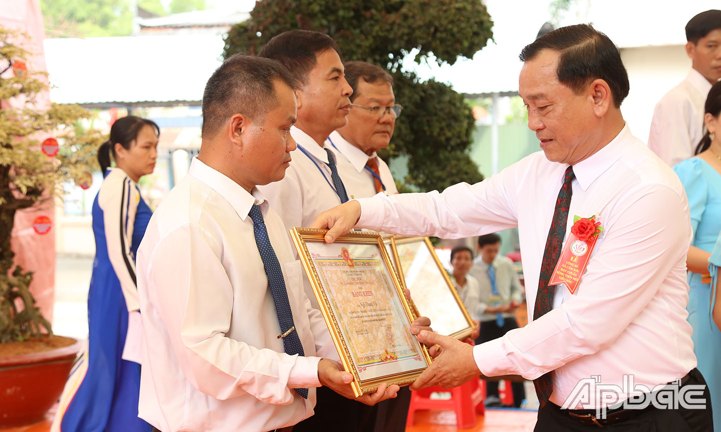 trao Bằng khen của UBND tỉnh Tiền Giang tặng các cá nhân có thành tích trong phong trào xây dựng NTM 
