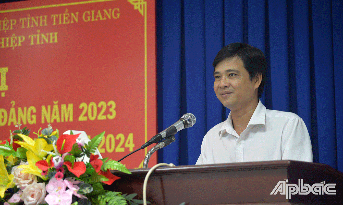 Bí thư Đảng uỷ các Khu công nghiệp Trần Minh Diễn phát biểu tại hội nghị.
