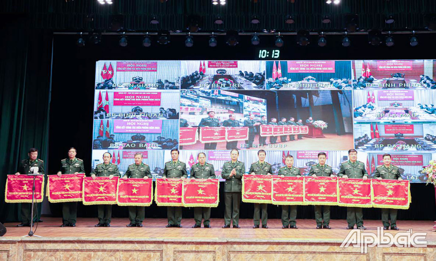 BĐBP Tiền Giang (thứ 4 từ trái qua) nhận Cờ thi đua của Bộ Tư lệnh BĐBP.                                                       Ảnh: NGỌC LÂM