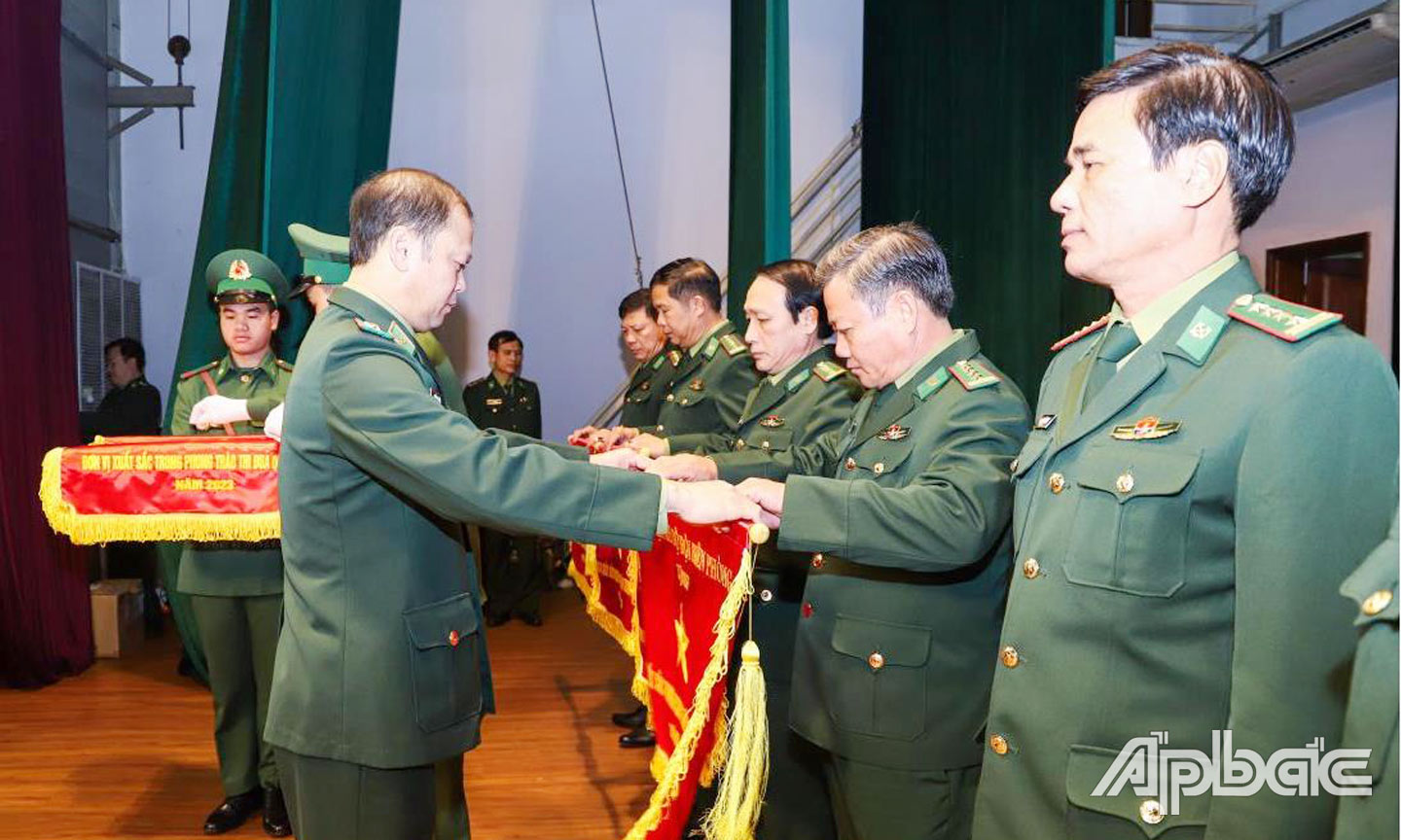 Trung tướng Nguyễn Anh Tuấn, Bí thư Đảng ủy, Chính ủy BĐBP trao Cờ thi đua của Bộ Tư lệnh BĐBP cho BĐBP Tiền Giang vì đã hoàn thành xuất sắc các  nhiệm vụ công tác, tiêu biểu trong phong trào thi đua Quyết thắng năm 2023.             