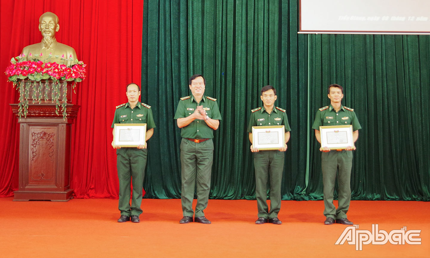Thừa ủy quyền của Bộ Tư lệnh BĐBP, Đại tá Trần Văn Le, Chỉ huy trưởng Bộ Chỉ huy BĐBP Tiền Giang trao danh hiệu Đơn vị Quyết thắng cho 3 đơn vị có thành tích xuất sắc trong phong trào thi đua năm 2023.