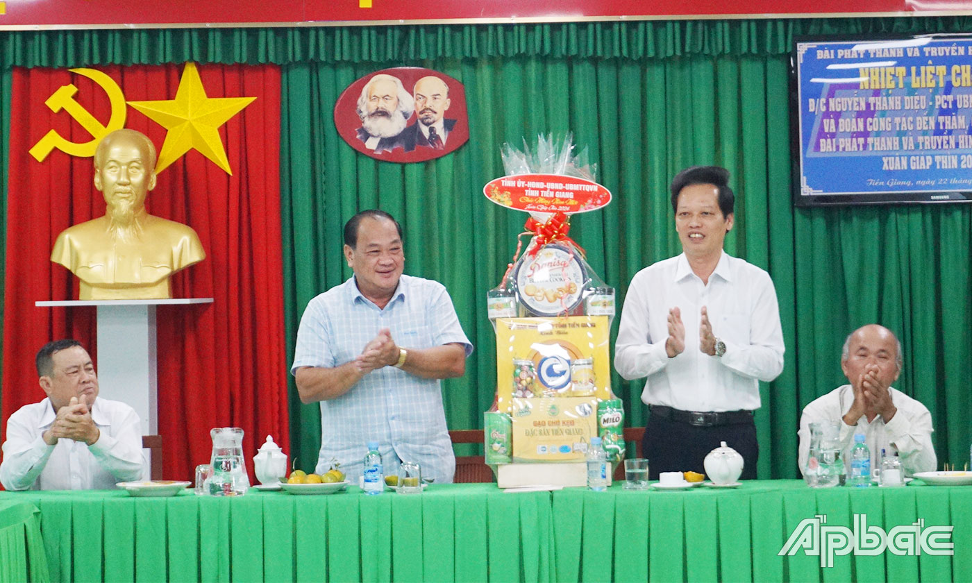 Đồng chí Nguyễn Thành Diệu thăm chúc tết cán bộ, phóng viên, nhân viên Đài Phát thanh - Truyền hình tỉnh Tiền Giang. 