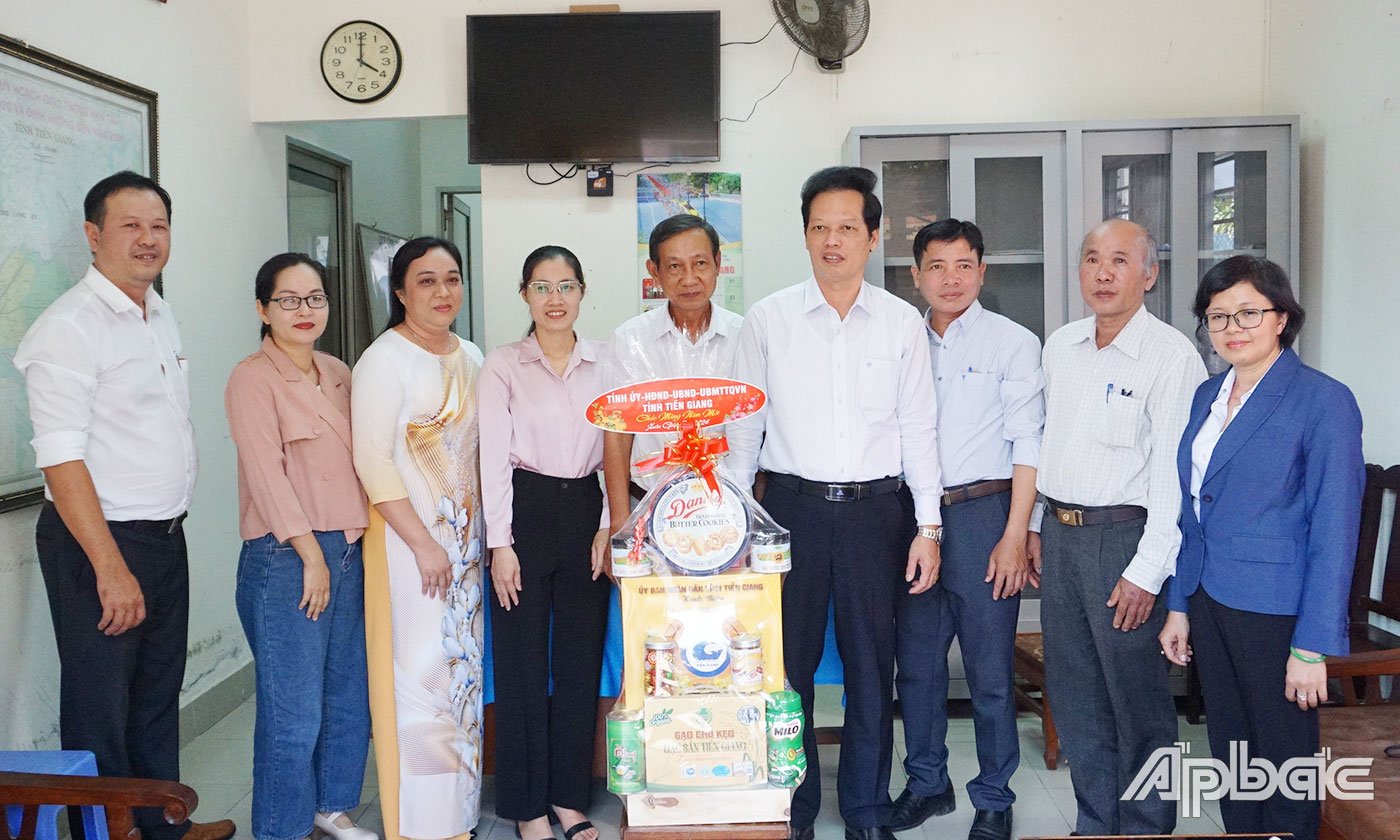 Đồng chí Nguyễn Thành Diệu thăm, chúc tết Cơ quan Thường trú Báo Nhân Dân tại Tiền Giang