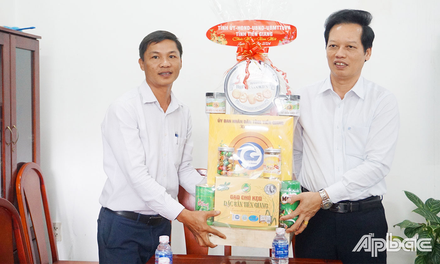 Đồng chí Nguyễn Thành Diệu thăm, chúc tết Cơ quan Thường trú Báo Nhân Dân tại Tiền Giang
