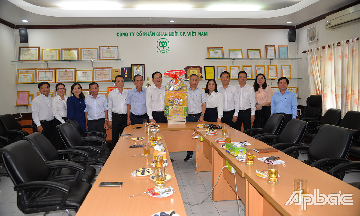 Đồng chí Nguyễn Hữu Lợi thăm, chúc tết Công ty Cổ phần chăn nuôi CP. Việt Nam