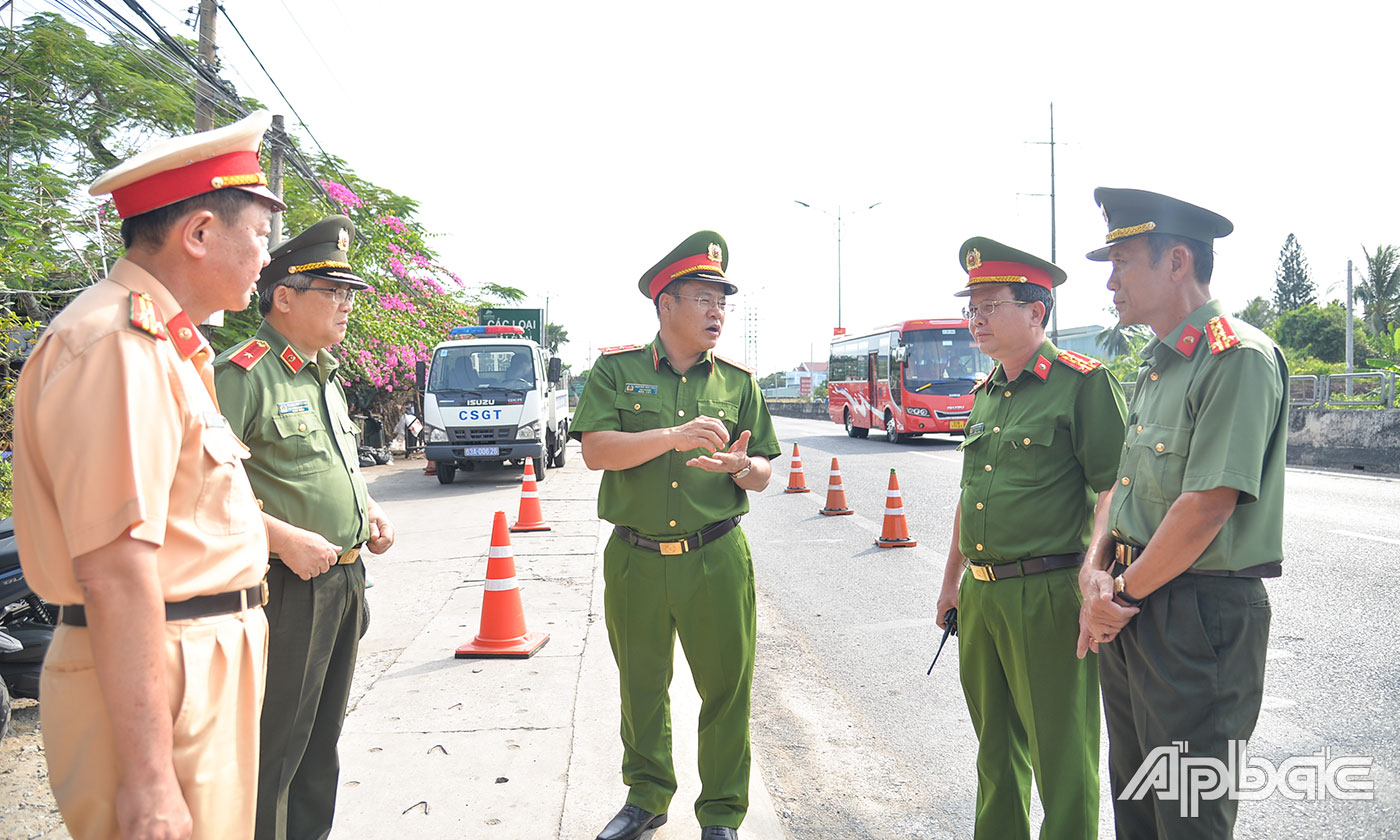 Thứ trưởng Nguyễn Văn Long kiểm tra công tác bảo đảm trật tự, an toàn giao thông trên tuyến Quốc lộ 1 (đoạn qua địa bàn tỉnh Tiền Giang).
