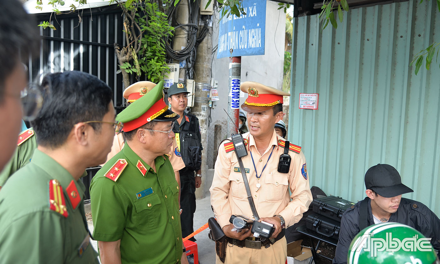 Thứ trưởng Nguyễn Văn Long kiểm tra thiết bị đo nồng độ cồn, test phát hiện nhanh ma túy.
