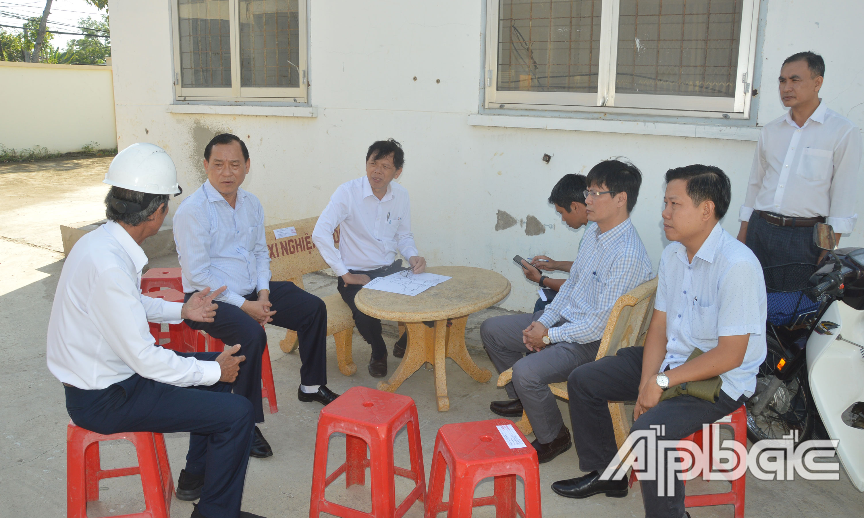Đồng chí Nguyễn Văn Vĩnh kiểm tra tình hình cấp nước tại Trạm bơm tăng áp Gò Công.