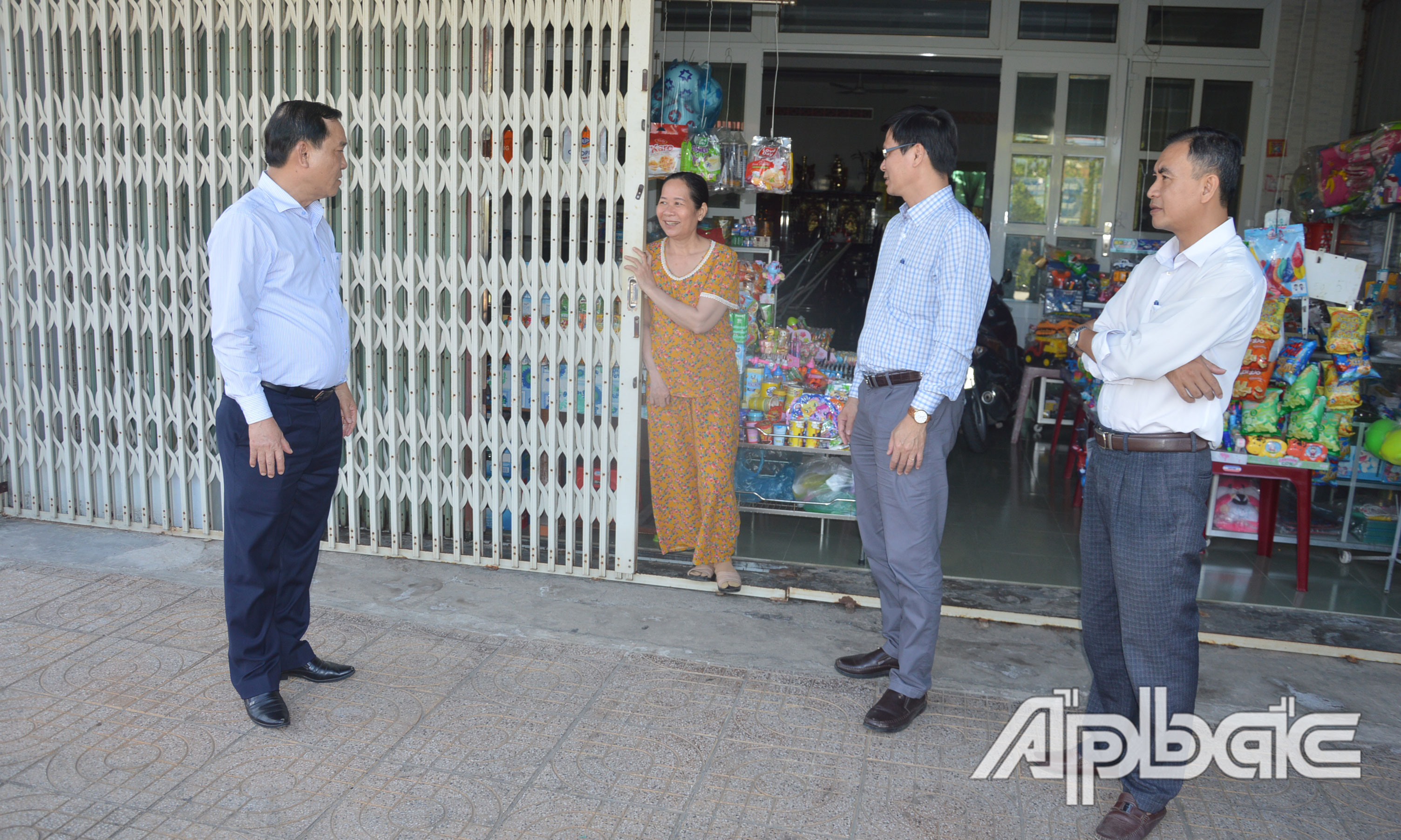 Đồng chí Nguyễn Văn Vĩnh thăm hỏi người dân huyện Gò Công Đông về tình hình sử dụng nước sinh hoạt.