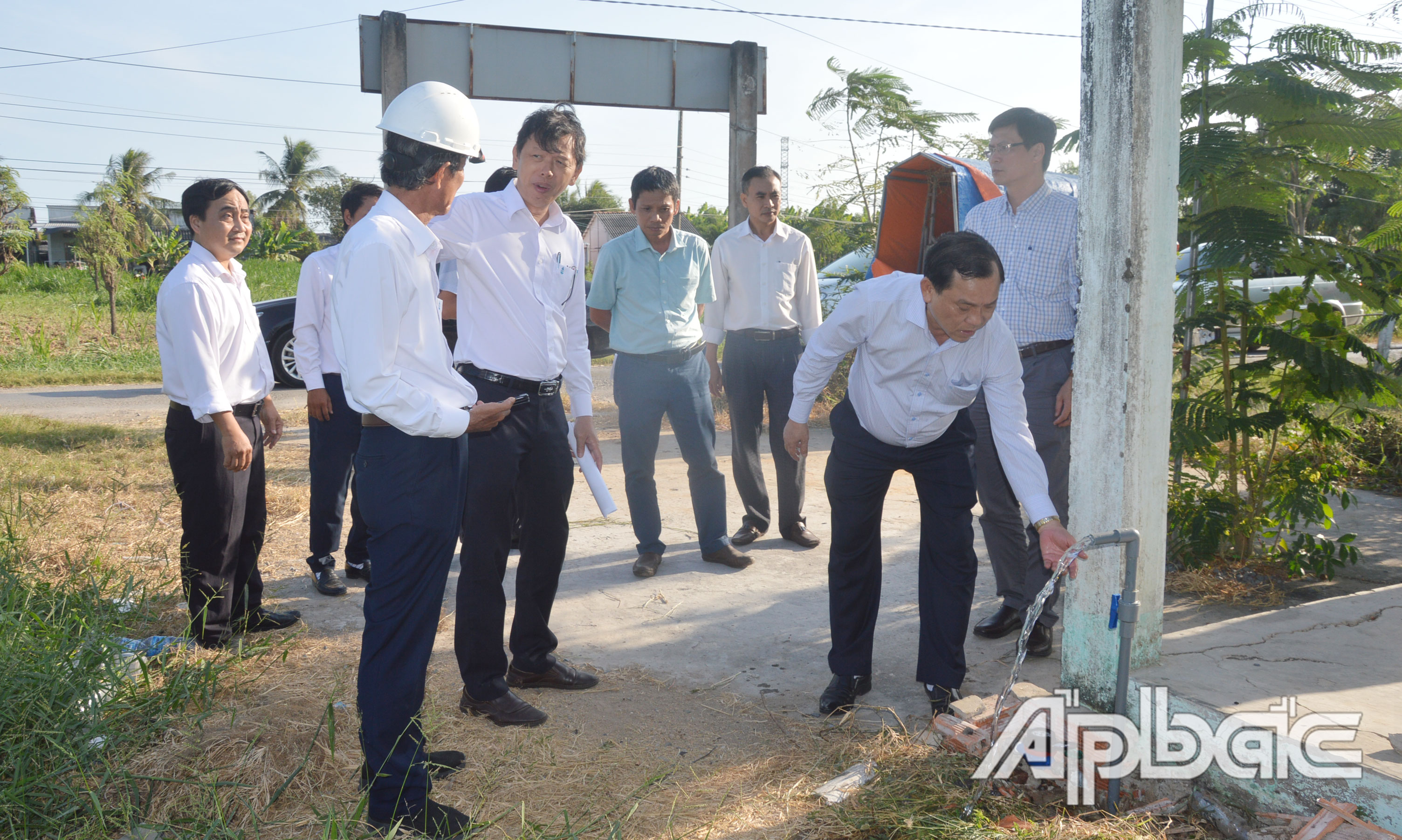 Đồng chí Nguyễn Văn Vĩnh kiểm tra tình hình mở vòi nước công cộng phục vụ người dân tại xã Phước Trung.