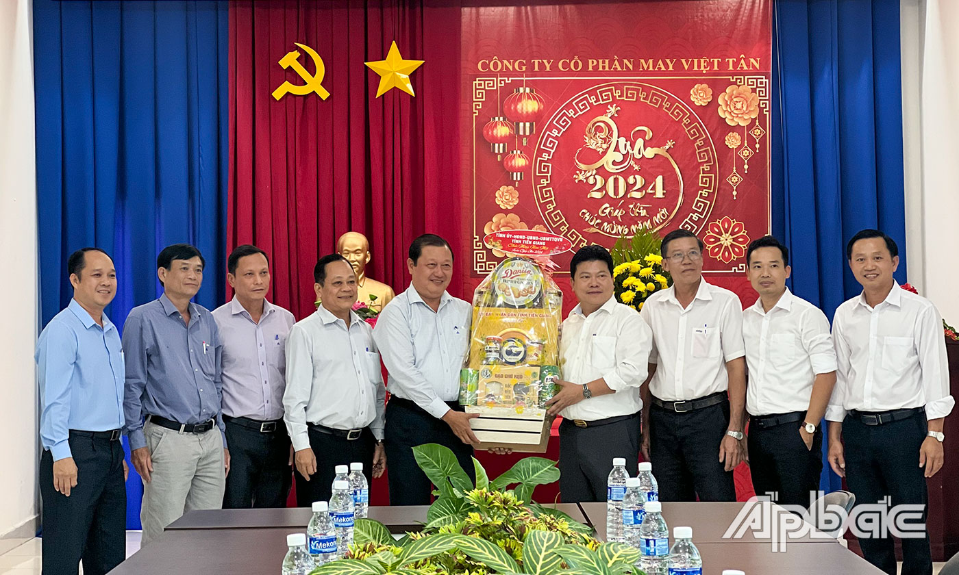 Đoàn đến thăm, chúc tết và tặng quà Công ty Cổ phần may Việt Tân.