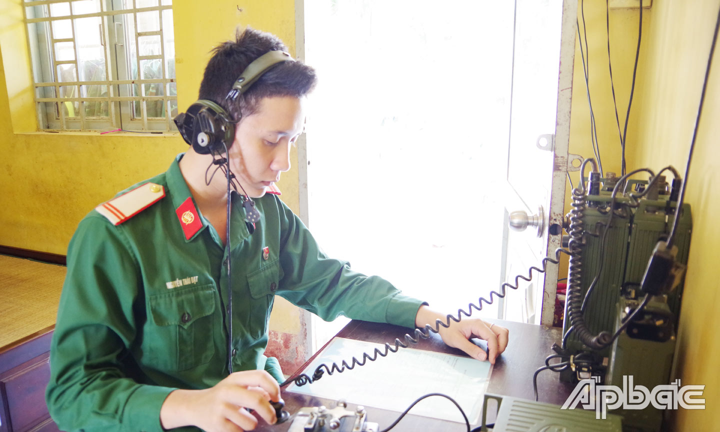 Trung sĩ Nguyễn Thái Đạt trực nhận điện từ cấp trên tại Tổng đài.