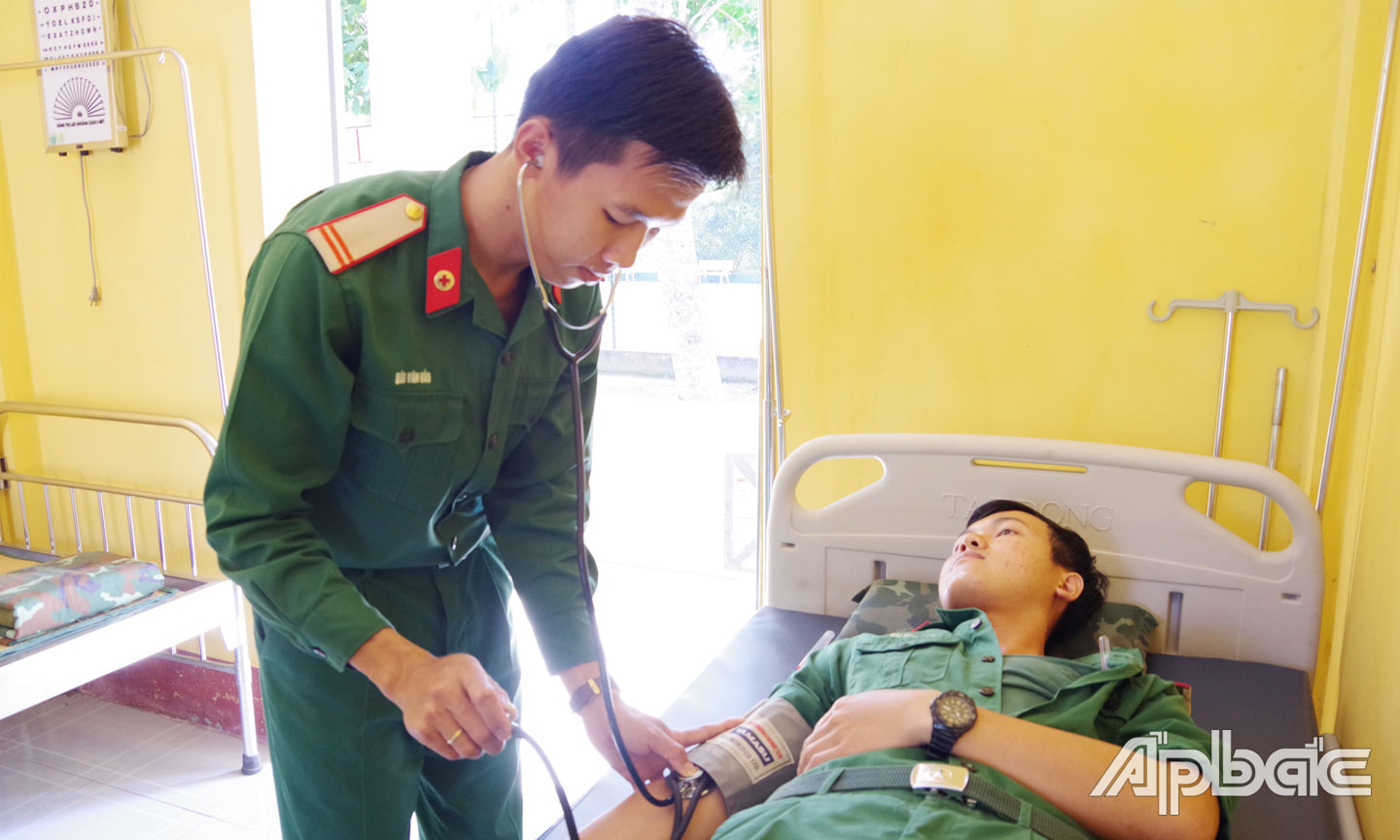 Trung sĩ Bùi Văn Đấu trực chuyên môn theo dõi sức khỏe cho chiến sĩ.