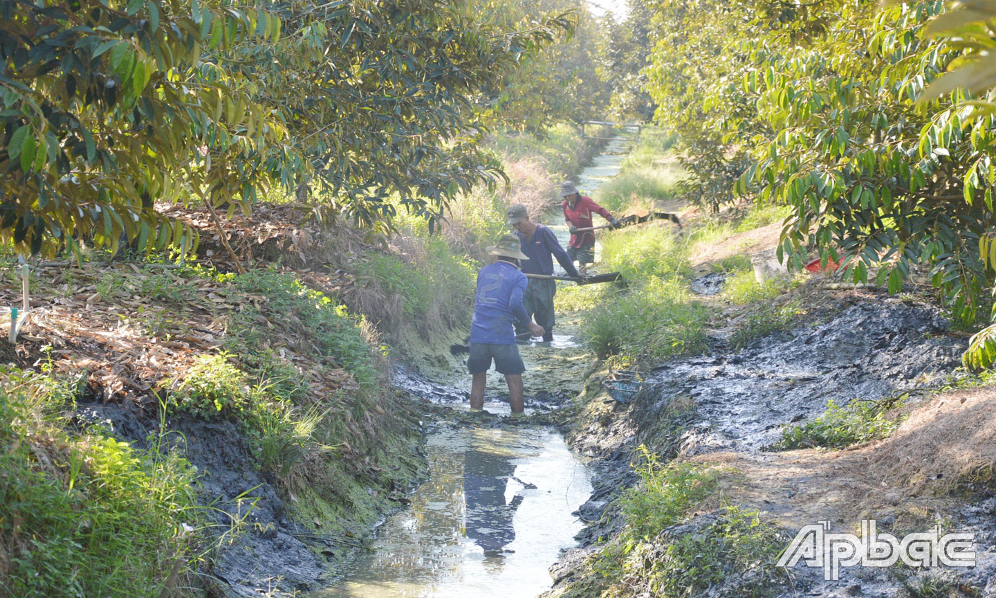 Nông dân xã Phú Quý nạo vét mương sâu để dự trữ nước.                                                                                                                     Ảnh MINH THÀNH