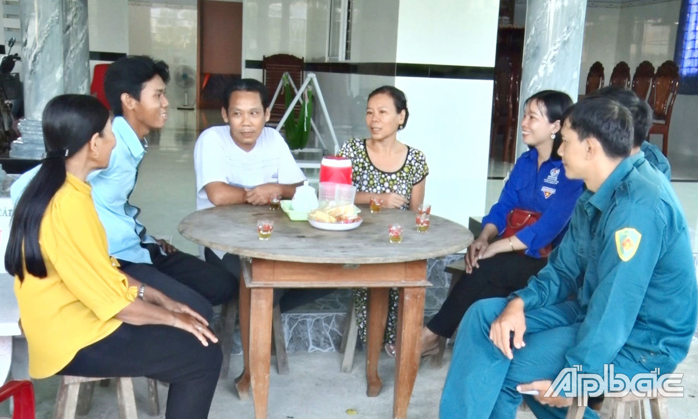 Các ban ngành, đoàn thể xã Thanh Hoà thăm hỏi, tặng quà gia đình có thanh niên trúng tuyển NVQS.