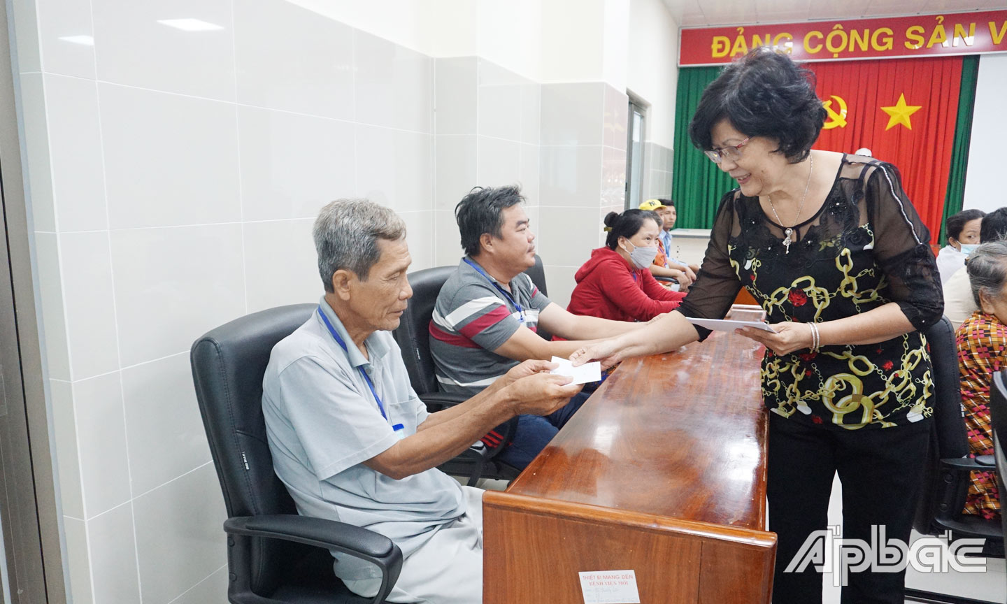 Chủ tịch Hội Bảo trợ tỉnh Võ Thị Chín trao quà cho bệnh nhân và thân nhân người bệnh tại Bệnh viện Đa khoa tỉnh Tiền Giang. 
