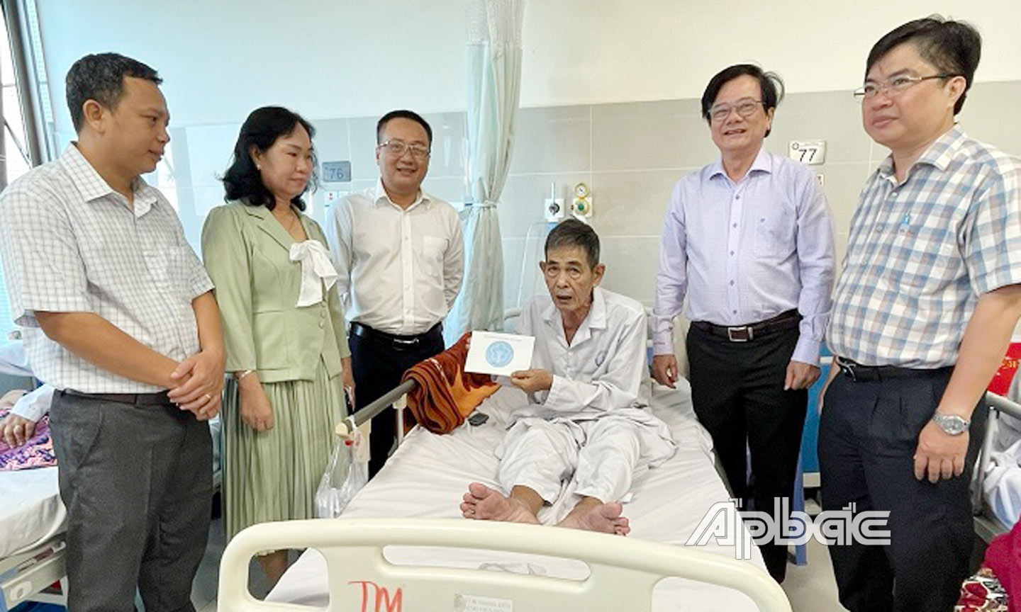  Phó Giám đốc BHXH tỉnh Huỳnh Hữu Phúc cùng lãnh đạo Bệnh viện đa khoa Tiền Giang thăm hỏi, tặng quà cho các bệnh nhân BHYT có hoàn cảnh khó khăn đang điều trị. 