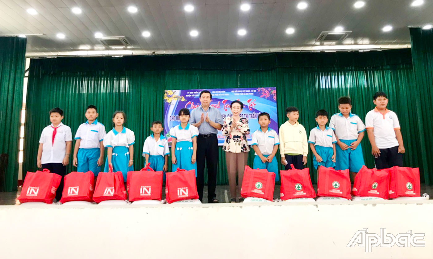 Phó Giáo sư, Tiến sĩ, Nhà giáo Ưu tú Trương Thị Hiền cùng Chủ tịch UBND huyện Gò Công Đông Lê Văn Sơn trao quà tết cho các em học sinh nghèo 