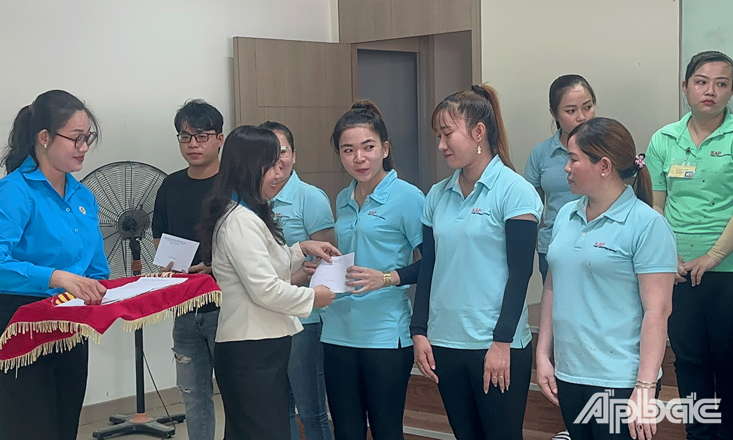 Đồng chí Ngô Thị Thuỳ Trang Phó Chủ tịch Liên đoàn Lao động tỉnh Tiền Giang tặng quà tết cho công nhân