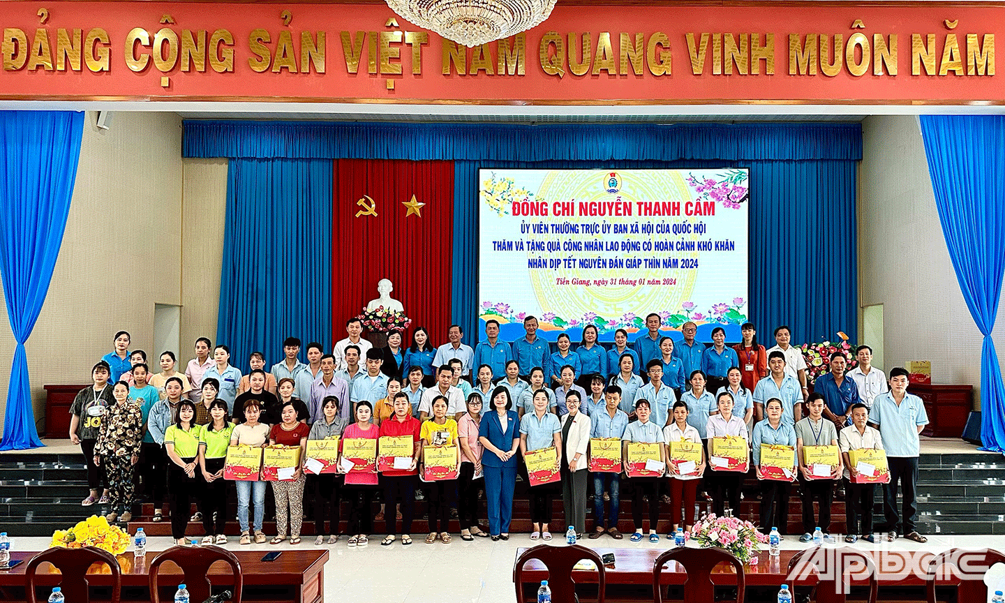 Đồng chí Nguyễn Thanh Cầm, Ủy viên Thường trực Uỷ ban xã hội của Quốc hội trao quà tết cho công nhân