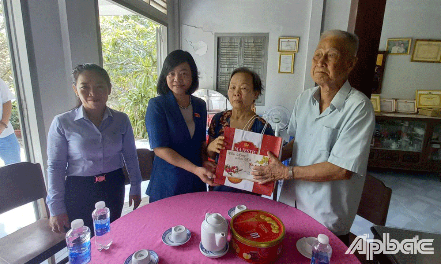Đoàn chúc tết hộ gia đình chính sách tại xã Tân Hưng (huyện Cái Bè) 