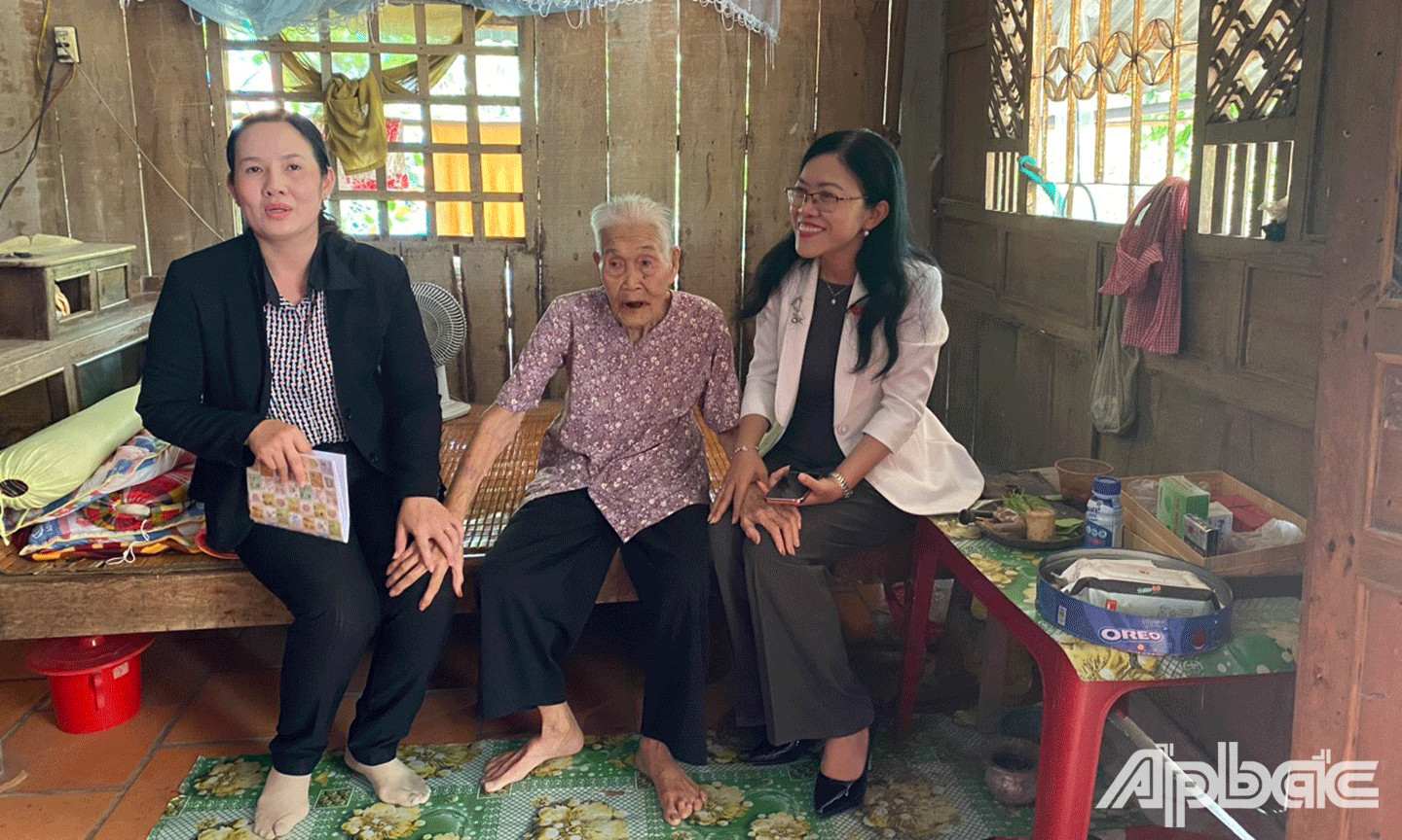 Đoàn chúc tết tại hộ bà Trà Thị Kính mẹ liệt sĩ, xã Phú Cường (huyện Cai Lậy). 