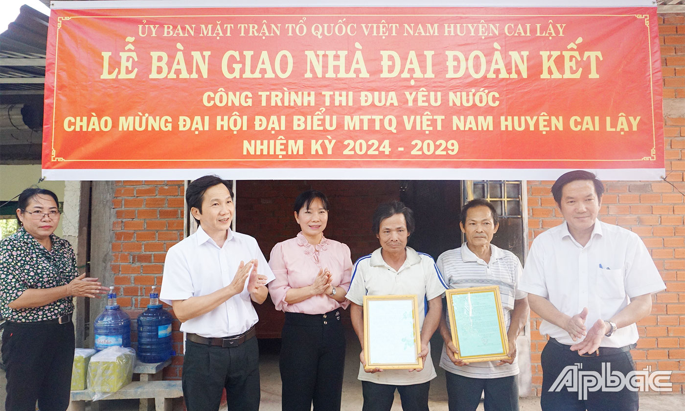 Đại biểu trao Quyết định bàn giao nhà cho ông Nguyễn Văn Mĩnh và ông Nguyễn Văn Phương