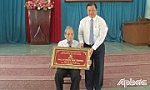 Đồng chí Phan Phùng Phú trao Huy hiệu Đảng tại xã Nhị Quý